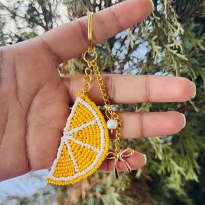 Llavero Artesanal de Frutas con Cuentas, Limón y Fresa, Colgante Personalizado Colorido con Borla, Accesorio de Regalo para Mujer - Product Image 3