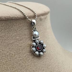 Pendentif en argent sterling avec grenat et perle, style victorien, pierres précieuses rouges et blanches, bijoux élégants faits à la main, cadeau - Product Image 3