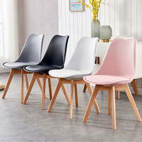 Chaise de salle à manger en plastique au design français moderne avec revêtement en cuir et pieds en bois naturel pour la salle à manger à domicile