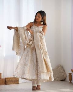Conjunto de Kurti, Pantalón y Dupatta de Estilo Islámico, Ideal para Fiestas y Eventos, Color Blanco, Diseño con Cuello Redondo, Estampado con Vuelos Grandes - Product Image 3