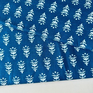 Tissu en coton imprimé à la main, base bleu indigo, motif Buta blanc, textile indien fait main, motif floral minimaliste - Product Image 3