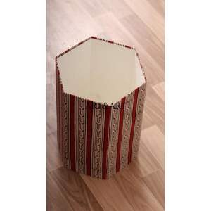 Poubelle décorative indienne faite à la main pour bureau, poubelle imprimée artisanale en tissu de coton à ouverture supérieure - Product Image 6