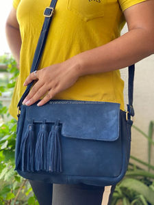 Sac à bandoulière en cuir suédé pour femmes, sacoche fait à la main, élégante, avec pompon - Product Image 6