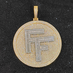 Colgante Redondo de Moissanita con Letra FF, Collar de Plata 925 con Medallón Circular con Incrustaciones de Diamantes - Product Image 1