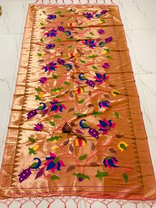 Dupatta Love Bird avec motif lotus sur toute la surface, tissu en soie Jari doux, collection de vêtements traditionnels pour mariage et fêtes - Product Image 1