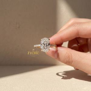 Bague de fiançailles élégante en or jaune 14 carats massif avec diamant ovale de laboratoire, style pavé, pour femme, idéale pour mariage, fête ou demande en mariage - Product Image 4