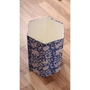 Maneras creativas de reutilizar cajas de cartón para hacer contenedores de basura con estampado floral artesanal y tela de algodón. - Product Image 6