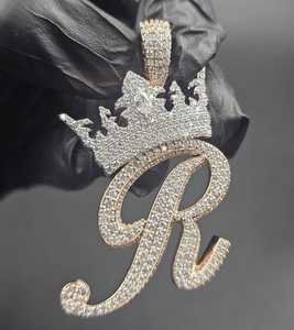Pendentif Couronne en Moissanite Plaqué Or Rose avec Lettre R, Breloque Thème Glaçé, Bijou de Luxe Unisexe, Cadeau - Product Image 1