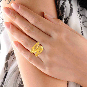 Exquisito Anillo Dorado de Filigrana Calada para Mujer con Intrincado Diseño Decorativo de Patrón de Luna Creciente y Elegante Banda Ancha Esculpida - Product Image 2