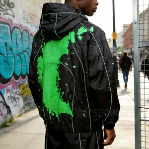 Chaqueta Cortavientos Personalizada con Impresión Delgada que Cambia de Color con el Agua, Impermeable, Estilo Urbano para Hombre, con Capucha y Ribetes Reflectantes - Product Image 4