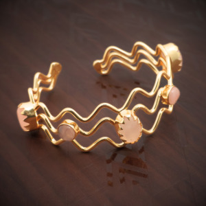 Bracelet moderne ondulé en laiton plaqué or 18 carats avec pierres précieuses en quartz rose naturel |   Manchette ouverte réglable |   Robe de soirée classique élégante pour femmes - Product Image 3