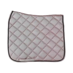 Manta de Silla de Montar para Caballo con Estilo de Doma Clásica, Brillante, Cómoda, Duradera y Lavable a Máquina - Product Image 1