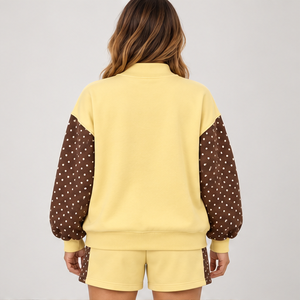 Conjunto de 2 piezas para mujer: Sudadera de cuello alto de forro polar con hombros caídos y mangas con lunares en amarillo mantequilla, y pantalones cortos a juego. Venta al por mayor personalizada. - Product Image 2