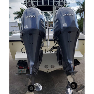 Motor fueraborda marino Yamaha de 200 HP con diseño resistente al agua salada que ofrece una aceleración suave y una estabilidad superior en alta mar - Product Image 1