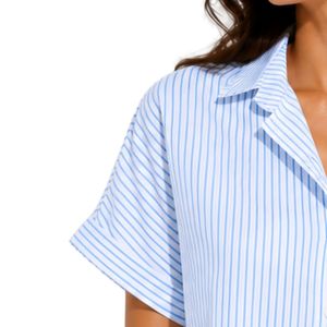 Camisa Corta a Rayas Azul Claro y Blanco Personalizada para Mujer, Blusa Casual de Verano con Botones y Logotipo Bordado Personalizado OEM - Product Image 3