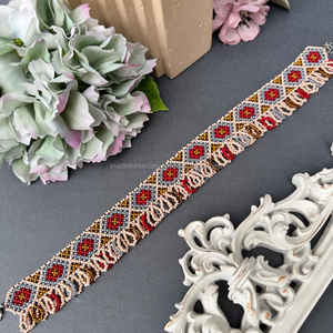 Collier de perles de verre de créateur brodé de bijoux artisanaux de luxe avec motifs de perles complexes pour mariages et réceptions - Product Image 6