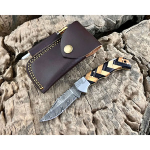 Cuchillo de Bolsillo Plegable de Acero de Damasco Hecho a Mano Personalizado, Cuchillo Multifuncional para Caza y Camping con Mango de Madera de Olivo - Product Image 1