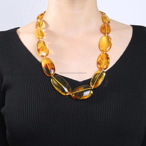 สร้อยคอเรซิ่นรูปไข่รักษ์โลกจากผู้ขายที่ได้รับการยืนยัน สร้อยคอประดับลูกปัด สร้อยคออะคริลิคสีเหลือง ของขวัญแต่งงาน - Product Image 1