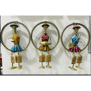 Sculpture murale en métal Art Déco représentant un musicien ethnique pour les célébrations de Diwali et d'anniversaire - Product Image 1