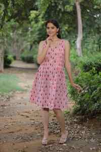 ชุดเดรสผ้าฝ้ายงานแฮนด์เมดสไตล์อินเดียชุดเดรสปาร์ตี้แฟชั่นสำหรับผู้หญิงชุดของขวัญฤดูร้อนสำหรับเจ้าสาวชุดเดรสออกแบบได้ตามต้องการ - Product Image 3