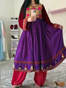 ชุดเดรสยาวผ้าออร์แกนซ่าปักลายสีม่วง พร้อมกางเกงสีแดง งานแฮนด์เมดสไตล์วินเทจ แขนยาว คอทรงโอ เอวทรงเอ็มไพร์ - Product Image 5