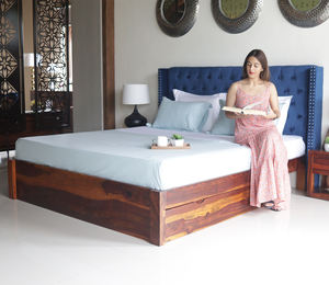 Cama de Madera con Cabecera Tapizada en Terciopelo Azul, Diseño Clásico y de Lujo, Cama King Size con Tallado a Mano Indio - Product Image 2