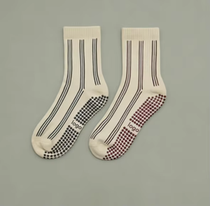 Chaussettes de Pilates antidérapantes pour femmes et jeunes filles avec logo personnalisé, 100% coton, motif floral sportif, chaussettes de studio de yoga et de barre - Product Image 3