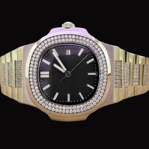 นาฬิกาข้อมือผู้ชายแฟชั่น 41 มม. ตัวเรือนสี่เหลี่ยมหรูหรา ขอบตัวเรือนประดับเพชรโมอิสซาไนต์ หน้าปัดสีดำ สายสแตนเลสสตีล ฟังก์ชั่นครบครัน - Product Image 1