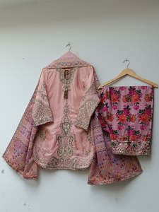 Ensemble 3 pièces Kameez Shalwar en soie avec dupatta 35 pouces, longueur genou, pour femme, élégant, broderie et sequins, infroissable, coupe ample - Product Image 2