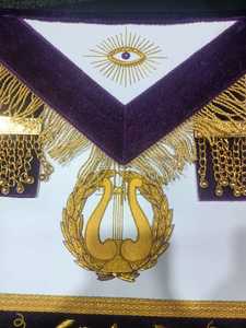 Tablier maçonnique personnalisé brodé, violet avec franges dorées, motif carré avec symboles œil et lyre, style classique, insigne à coudre - Product Image 6
