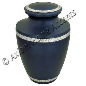 Urne funéraire en laiton fabriquée à la main avec des détails exquis et une finition intemporelle pour chérir les souvenirs par Axiom Home Accents - Product Image 4