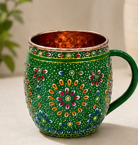 Taza de cobre pintada a mano con diseño floral bohemio, base verde, estilo tradicional indio, vajilla decorativa con acabado en esmalte verde azulado. - Product Image 4