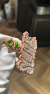 จี้เพชรทรงกลมแบบฮิปฮอปสุดหรู CONCEPTION Iced Out  ทำจากเงินแท้ 925 ประดับเพชร VVS มอยส์ซาไนต์ พร้อมตัวอักษรแบบสั่งทำพิเศษ - Product Image 2