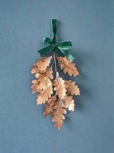 Guirnalda rústica hecha a mano con hojas de roble y lazo de terciopelo verde, adorno navideño sin iluminación, acabado metálico natural. - Product Image 1