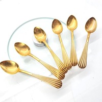 Cuillère en acier inoxydable indienne avec long manche et placage or pour la maison, la cuisine et les restaurants - Disponible en gros