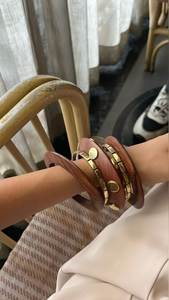 Bracelet de mariage en bois pour femme, jonc en bois naturel sculpté avec détails en anneau doré, bijoux faits à la main, accessoire de mode - Product Image 2