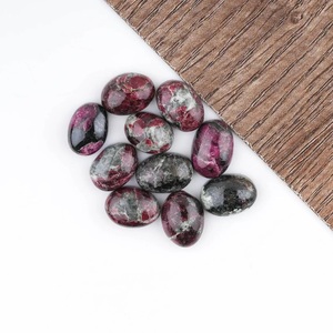 Piedra preciosa de eudialita rusa auténtica y rara, cabujón ovalado exquisitamente pulido para anillos de plata de ley y joyería fina. - Product Image 1