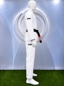 Kimono de karaté SHH blanc en coton pour adulte, coupe classique, respirant, avec ceinture noire et logo sur la manche gauche - Product Image 5