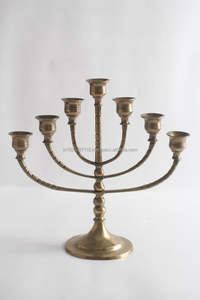 เชิงเทียนทองเหลืองงานฝีมือแบบดั้งเดิมที่เหมาะสำหรับการตกแต่งภายในธีมวินเทจและงานเลี้ยงอาหารค่ำแสงเทียน - Product Image 3