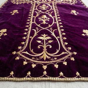 Fournisseur de vêtements liturgiques personnalisables : Chasuble ornée en velours violet avec broderie en fil d'or épais pour l'église - Product Image 5