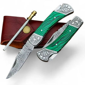 มีดพับเหล็กดามัสกัสทำมือ ด้ามหินมาลาไคต์ ขอบหยัก 7.5 นิ้ว พร้อมปลอกหนัง EDC - Product Image 1