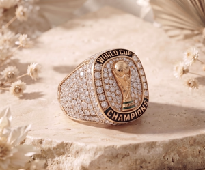 Bague de championnat en moissanite pavée ronde, cadeau de victoire sportive, bague signet en or, bague trophée de championnat de football - Product Image 2