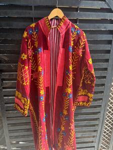 Abrigo Largo Gótico de Terciopelo Reversible Ecológico para Mujer, Tallas Grandes, Hecho a Mano con Patrón Floral Bordado, Capucha y Hombros Caídos - Product Image 1