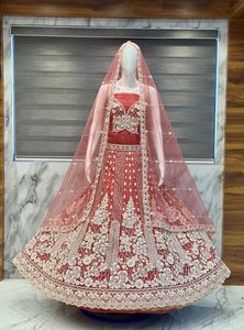 ชุดเลเฮนกาสีชมพูหัวหอมสุดหรู งานปักดิ้นเงินและประดับด้วยหินอย่างประณีต ผ้าไหมพรีเมียมสำหรับงานแต่งงาน พร้อมผ้าคลุมตาข่าย - Product Image 3