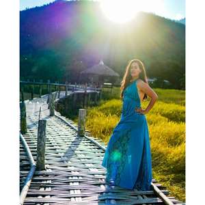 Robe longue bohème bleue pour femme, sans manches, avec empiècements en dentelle, idéale pour l'été, la plage, les vacances et les festivals - Product Image 2