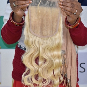 Extensions de cheveux humains indiens 100% naturels crus vierges à cuticule alignée Kinky Blonde 4*4 Closure Bodywave for Genius Weft Vendor - Product Image 1