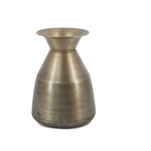 Vase conique vintage en métal, récipient décoratif en fer pour fleurs, utilisation intérieure/extérieure, finition or antique, vase floral pour événements - Product Image 1