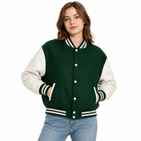 Veste universitaire pour femme avec un design moderne d'inspiration athlétique, un matériau confortable et un style polyvalent pour un look décontracté et tendance.