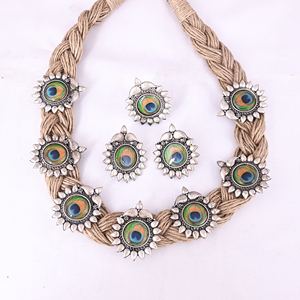 Ensemble collier, boucles d'oreilles et bague en corde de jute faits à la main avec motif paon - Product Image 1