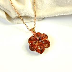 Collier pendentif fleur en œil de tigre AAA pour femme, pendentif fleur en pierre précieuse œil de tigre sculpté à la main, vente en gros - Product Image 1